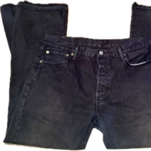 Svarta Levis 501 custom flare - Custom flared 501or som utgör en baggy fit, mycket bra skick på dom! Använda fåtal gånger. Cond 9/10, strlk W36 L30. Hör gärna av er vid fler frågor eller bilder!