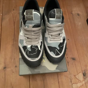 Valentino Rockrunner sneakers i camouflage - Snygga Valentino Rockrunner sneakers med ett coolt camouflagemönster i grå och svarta toner. Knappt andvända. Pris kan diskuteras vid snabb affär, kan även mötas upp 