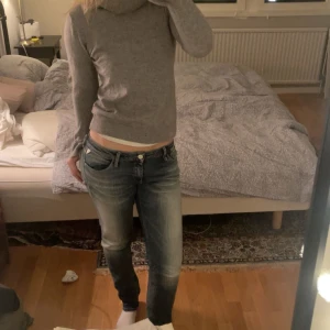 Grå polotröja från Le Cachemir Français - Säljer en stilren grå polotröja från Le Cachemir Français. Tröjan är tillverkad i mjuk kashmir och har långa ärmar samt en ribbad polokrage. 🤍