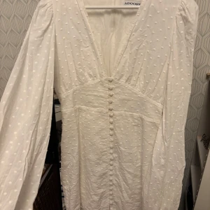 Vit klänning från ADOORE - Super fin klänning från Adoore som passar perfekt till studenten. Köpt secondhand, men tyvärr så passade den inte mig så säljer vidare. Strl 38. Förra ägaren hade endast använt den 1 gång😊 Saknar 1 knapp men den medföljer såklart så den är lätt att sy dit. Priset kan diskuteras vid snabb affär