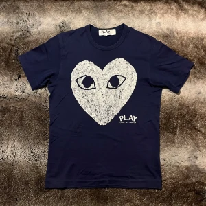 CDG T-shirt  - Säljer denna mörkblåa t-shirten från Comme des Garçons. Den har deras klassiska logga på mitten. T-shirten är i storlek medium. Skriv om ni undrar något!