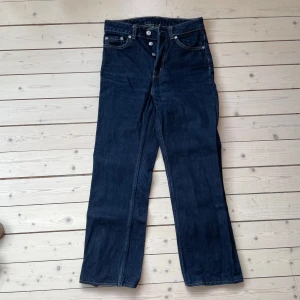 Mörkblå jeans från Weekday - mörkblå jeans från Weekday med knappgylf. Modell: Voyage. Strl W24L30. Använt men bra skick! Se även mina andra annonser, 3 för 2 på allt! ✨