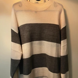 Randig stickad tröja från H&M Divided - Aldrig använd, stickad randig tröja från hm