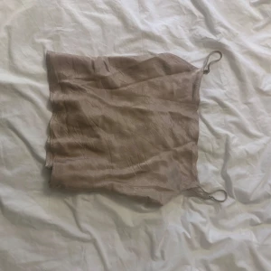Beige silke linne från zara - Säljer ett elegant beige linne i siden med tunna axelband. Finns inte att köpa längre och använt en gång annars bara varit i garderoben. Köpt för 500kr på zara säljs för 250kr. Champangefärg
