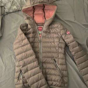 beige colmar vinterjacka xs  - så fin beige colmar jacka med rosa foder, super fint skick! står stl 42 i o passar xs 🤍