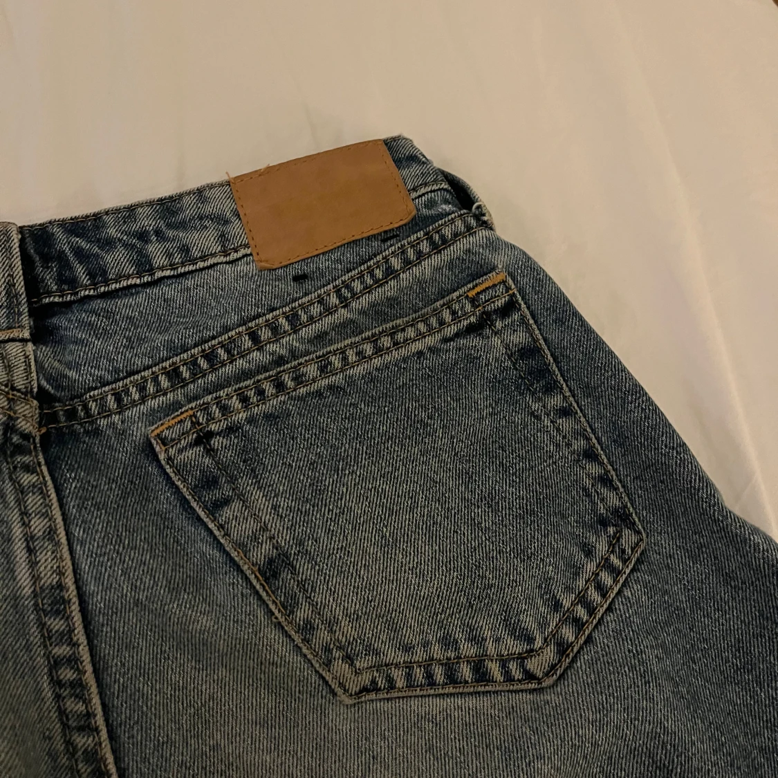 Blåa jeans från weekday  - 3