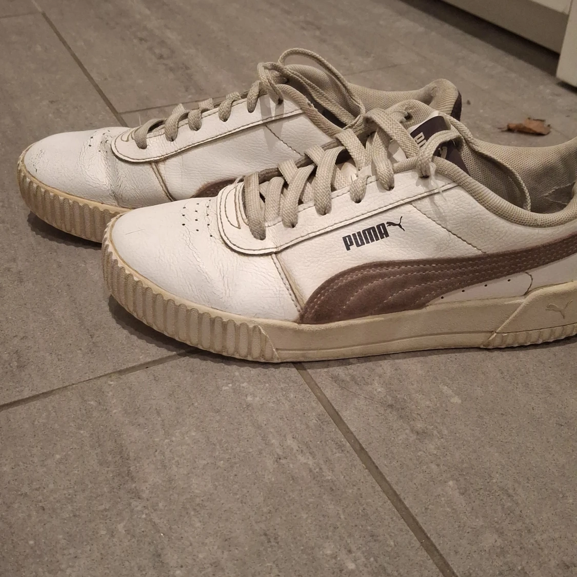 Vita och lila sneakers från Puma - 1