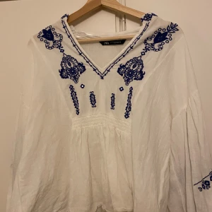 Vit blus med blå broderier från Zara - Super fin vit blus från Zara med blå broderi💙💙