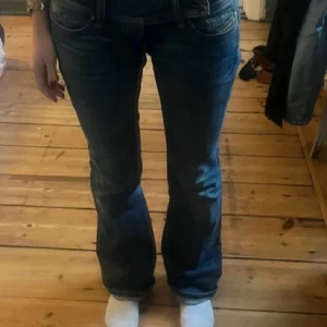 Disel jenas - Snygga blå jeans med bootcut-stil och låg midja. De har flera knappar framtill och en klassisk jeanslook. Dom kommer från diesel