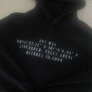  Ant Wan Hoodie  - Snygg svart hoodie med tryck på både fram och baksida.Perfekt för fans av Ant Wan, minsta storleken och använd fåtal gånger