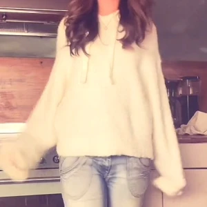 Vit stickad hoodie från hm - Jättesnygg Hoodie från hm, använd 1 gång