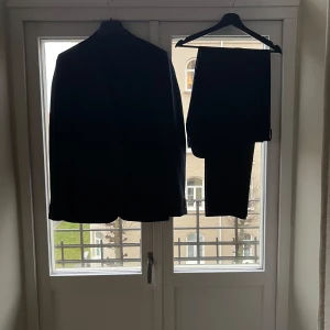 Kostym  - Bläckkostym köpt på MQ i Göteborg. Kostymen(kavaj och byxor) är endast använda ett fåtal gånger. Storlek: 50(extra lång) på både kavaj och byxor. Nypris: 2700kr