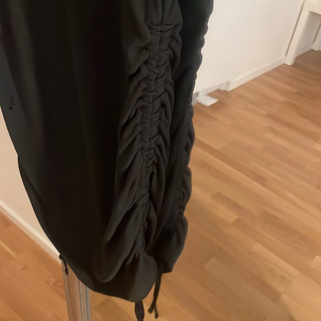 Svart klänning med rynkdetalj - 1