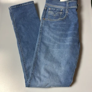 Replay anbass hyperflex - Säljer nu mina replay jeans, de är nästintill oanvända och är i perfekt skick Size 32 men sitter även 31 bra. 