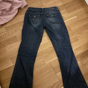 Lågmidjade guess jeans - Lågmidjade bootcut jeans från guess❤️ säljer pga kommer ej till användning (nyskick)