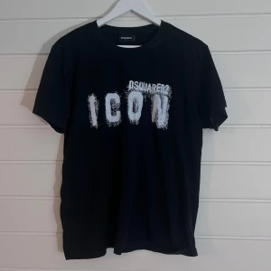Dsquared2 T-shirt  - Andvänd men inga synbara defekter! Cond 8/10, skriv vid frågor och funderingar! 🤝