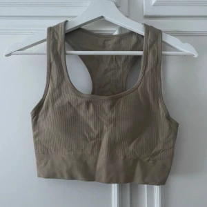 Sport topp  - Beige sport topp från H&M i väldigt bra skick 