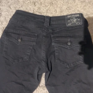 Svarta jeans från True Religion - Svarta true religion jeans storlek 26/32 model joey orginal pris 1300  Använt runt 2 gånger