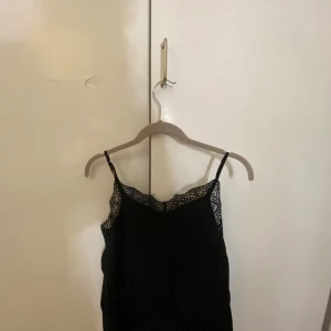 Svart spetslinne från Vila - Snyggt svart linne från vila!! Säljer pga att de inte kommer till användning. Hör av er vid frågor!