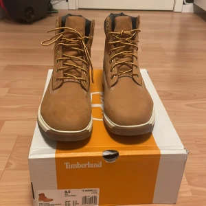 Bruna boots från Timberland - (bara haft på mig den 1 gång).  Säljer ett par klassiska bruna boots från Timberland. De har snörning och en robust sula, perfekt för höst och vinter. Skorna är gjorda i skinn och har en bekväm passform. De kommer i originalkartong.