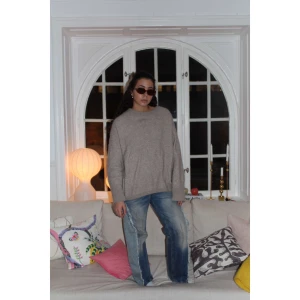 Blå jeans med detaljer - JEANS 013: Snygga, lågmidjade jeans. Blåa med utsydda ben och fransade linjer. Midjemått: 76 cm. Innerbenslängd: 74 cm. 