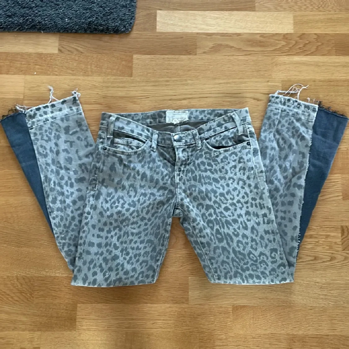 Grå leopardmönstrade jeans - 1