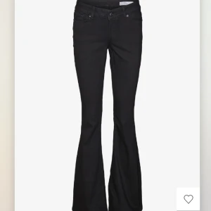 Veromoda lågmidjade jeans - Snygga svarta bootcut jeans som tyvärr passar inte mig längre. I jättebra skick och finns inga defekter. Köpte för 600 säljer för 200 ❣️