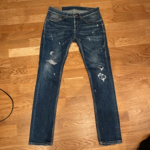 Dondup Jeans - Tjena! Säljer dessa riktigt snygga och sällsynta Dondup jeansen då jag inte använder de längre. Riktigt snygga slitningar och dom är i riktigt bra kvalitet, storlek 31 så passar dig som brukar ha 30 i midja.