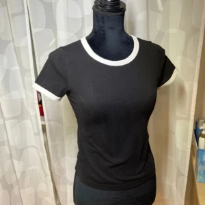 Jättefin svart topp - I mycket fint skick, sitter super fint på, köpt på HM, strl XS.