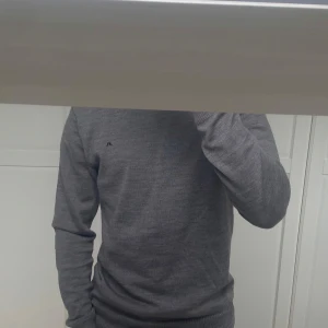 Stickad J Lindeberg tröja - Näst intill oanvänd. Storlek S. Stickad i merino ull. Väldigt stilig o skön tröja!