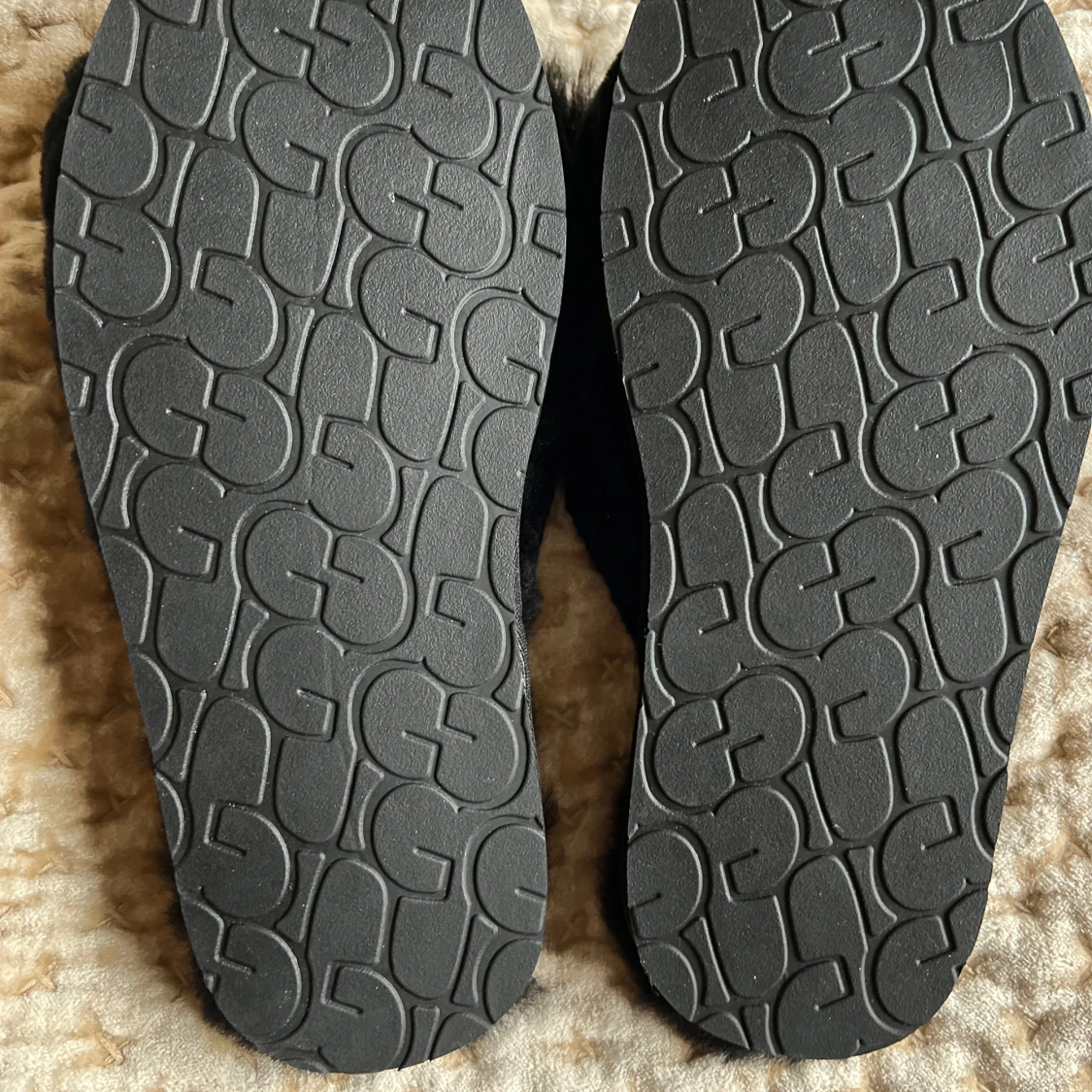 Svarta fluffiga tofflor från UGG - 2