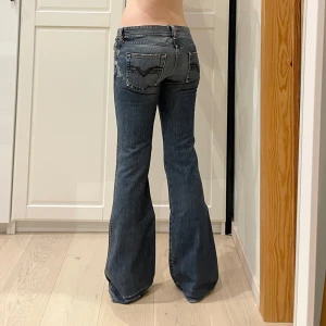 Lågmidjade vintage jeans från Diesel🤩 - Midja37 cm rakt över, gren 21 cm o innerben 81 cm💕jae 169 o xs-s för referens. Obs stor lagning på insidan hälen