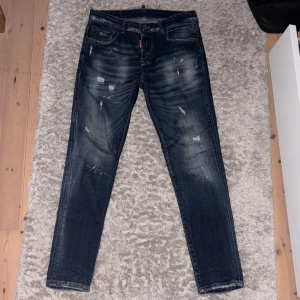 Dsquared2 jeans - Säljer dessa snygga dsquared2 jeans som är knappt använda och är i storlek 46, nypris är cirka 2500 mitt pris är 800,Skriv om ni har frågor!