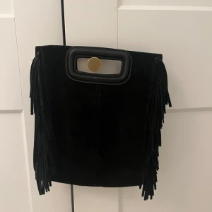 ✨INTRESSEKOLL✨Maje väska  - (❗️INTRESSEKOLLS PRIS❗️)Lägger upp igen🥰Intressekoll på min svarta Maje väska🥰Den är i mocka och är i bra skick förutom att Maje märket har suddats bort lite (se bild 2)🩷Skulle helst vilja byta mot nåt annat🥰Men ni får komma med prisförslag!