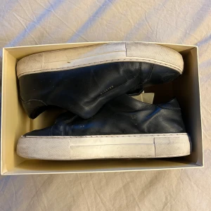 Svarta sneakers från Axel Arigato - Säljer dessa feta skor från Axel Arigato i storlek 41! Skick 7/10. Dustbag och box tilkommer vid köp. Skriv om du har några funderingar!