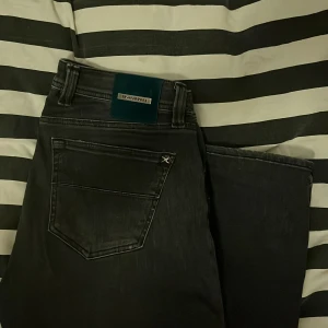 Tramarossa jeans - Stilrena jeans från lyxmärket Tramarossa. Dessa jeans är handgjorda i Italien och är i storlek 31 med modellen Michelangelo. Små tecken på användning men inget som märks. Nypris ligger runt 5000kr, alltså är mitt pris väldigt schysst. Hör av er vid frågor!