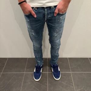 Dondup George - Säljer nu dessa feta dondupsen med unika detaljer och asfet wash i strl 31, sitter dunder på folk runt 180🙌modellen e destroyed from fabric. Sparsamt använda. Över 3k nya. Skriv vid fler frågor 