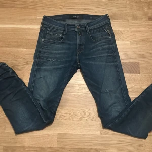 Replay Jeans - Snygga blå jeans från replay dem är äkta köpt från joel dem har slitningar men det är inga fula slitningar men snygga W 27 L 32