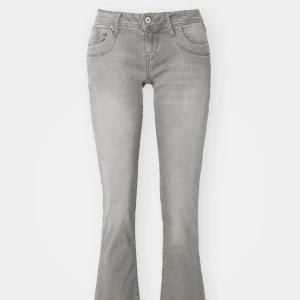 Grå bootcut VALERIE jeans från LTB - Snygga och efterfrågade grå bootcut jeans från LTB, säljer för jag har blivit för lång och dom är lite för korta för mig och använder dom då inte därför. W27 L32. nypris 800kr💕