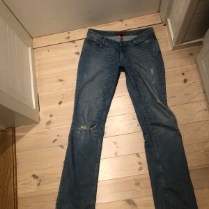 Lågmidjade bootcut jeans - Snygga lågmidjade jeans med bootcut som är köpta på loppis men är orginellt från tribeca. Storlek 28 i midjan och 34 i längd.