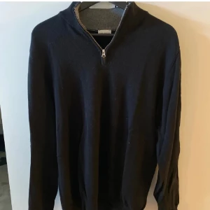 Svart halfzip  - Snygg svart tröja med halv dragkedja och ribbad krage. Perfekt för en stilren look. Långärmad och tillverkad i ett mjukt material som ger komfort och värme. Pris kan diskuteras :))