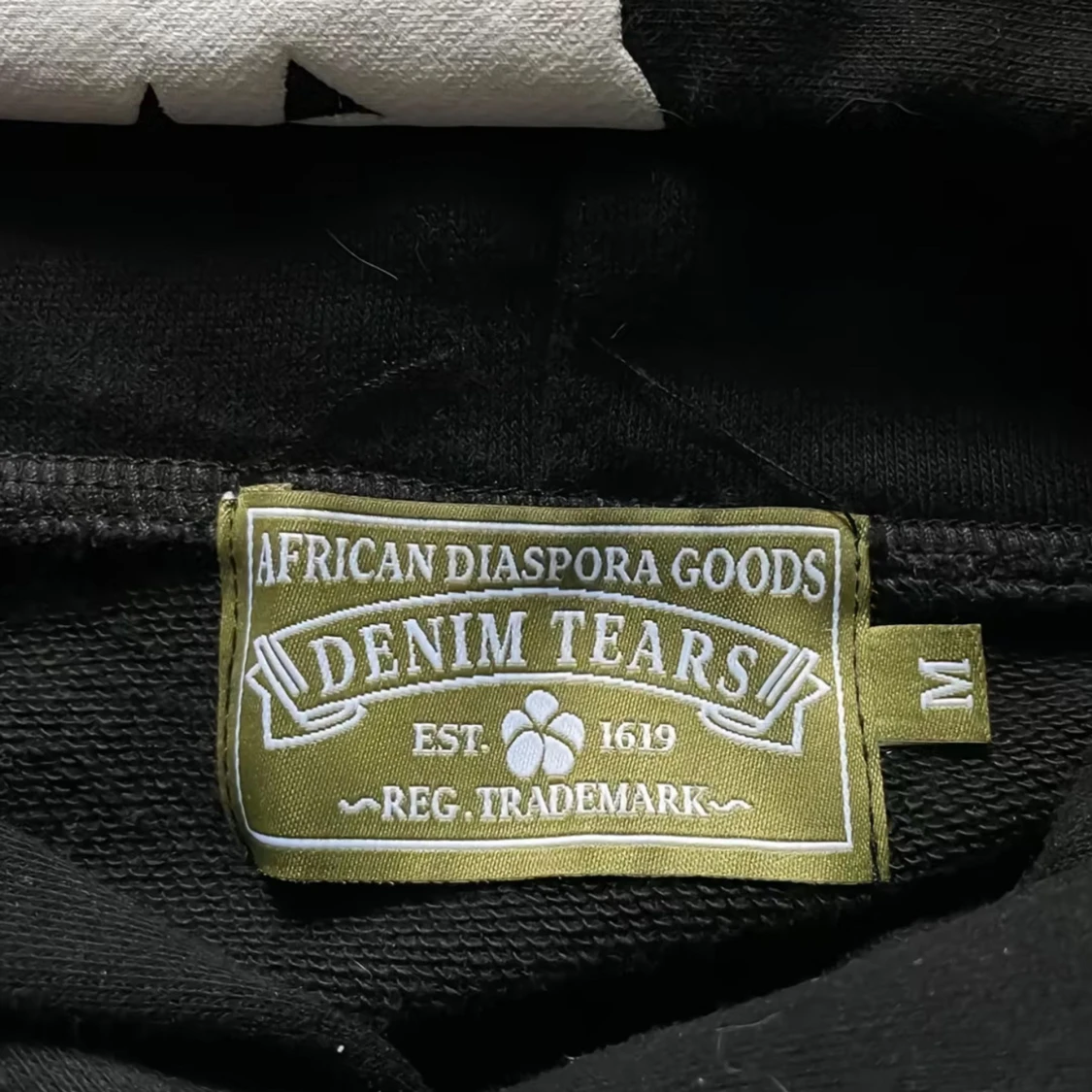 Svart hoodie och byxor från Denim Tears - 3