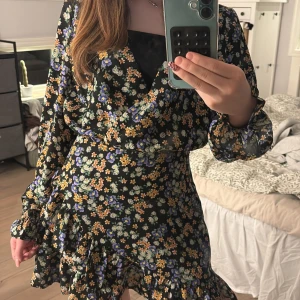 Sommarklänning  - En fin klänning med blommor på.  Har en dragkedja vid midjan. Fint skick !!💘(de svarta linnet följer inte med)