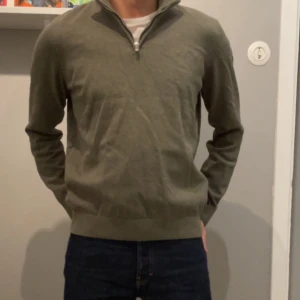 Olivgrön Bandelid halv zip  - Snygg Oliv grön halvzip som passar perfekt nu till våren! 🤩 | Sällsynt då nästan ingen har en likadan 😉| Bara testat, aldrig använt så är helt ny | nypris: 699kr