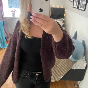 Vinröd kofta - Säljer den trendiga koftan från lindex i en vinröd/mörklila färg. 