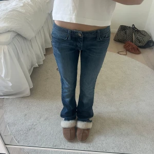 Lee jeans - Lågmidjade bootcut jeans från leeInnerbenslängd: ca 78cm, midjemått: ca 37cm🌸🌸🌸