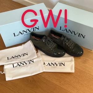 🔵Utlottning Lanvin storlek 43🔵 - Lottar ut dessa skor då de inte används längre! För att delta måste ni Likea detta inlägg och ett annat av våra inlägg samt följa kontot. För att samla på er fler lotter kan ni Likea fler av våra inlägg🎈Önskar er alla lycka till. Vinnare lottas ut den första mars!🥂