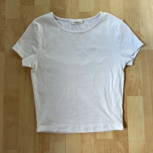 Vit kort t-shirt - Kortare i modellen! Har en liten fläck i fram, bild tre 💓