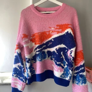 Färgglad stickad tröja från Lindex - Cool stickad tröja från Lindex. Jättefint skick, använd några gånger. Säljer för att den inte kommer till användning längre. 
