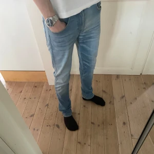 Replay anbass - Säljer dom här riktigt feta replay anbass jeansen | Märke: Replay | Modell: Anbass | Skick: 9/10 | Storlek: 29/32 | För frågor är det bara att skriva |